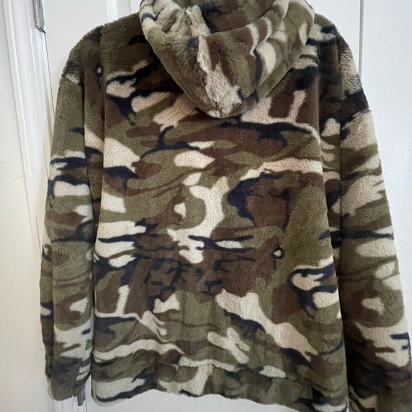 Fuzzy Camo Bomber Jacket - size large - Picture 4 of 5